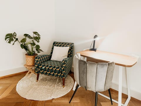 Photo of the whole room, Seating area