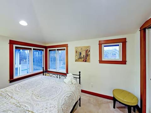 Fremont & Woodland Park Zoo Cozy Living Apartment in Fremont