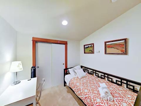 Fremont & Woodland Park Zoo Cozy Living Apartment in Fremont