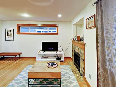 Fremont & Woodland Park Zoo Cozy Living Apartment in Fremont