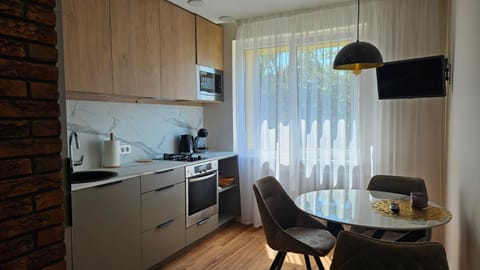 Coffee/tea facilities, Kitchen or kitchenette, Dining area, stove