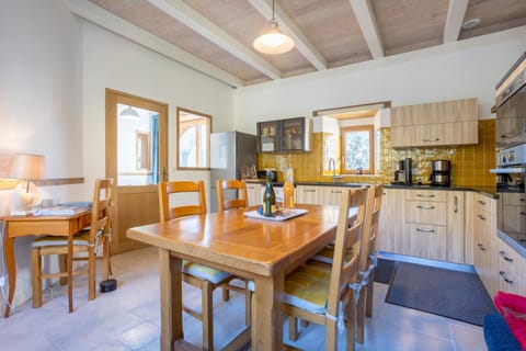 Property building, Kitchen or kitchenette, Living room