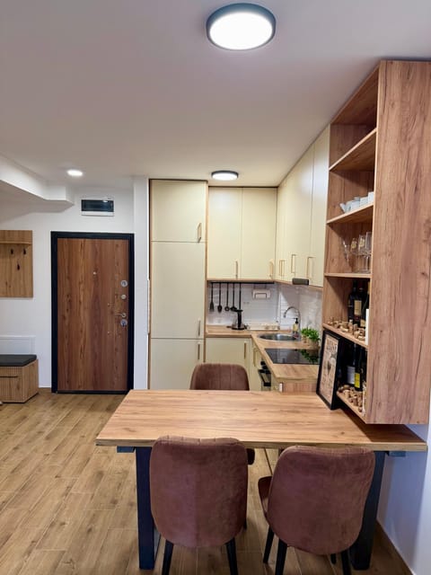 Kitchen or kitchenette, Dining area, minibar, oven