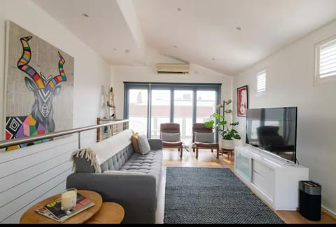 TV and multimedia, Living room, Seating area, air conditioner
