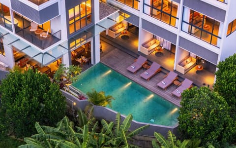 Property building, Balcony/Terrace, Pool view