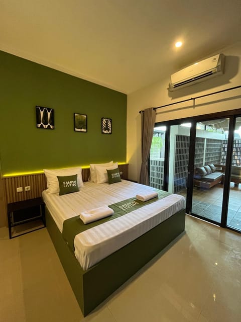 Bed, Photo of the whole room, Bedroom, towels, air conditioner
