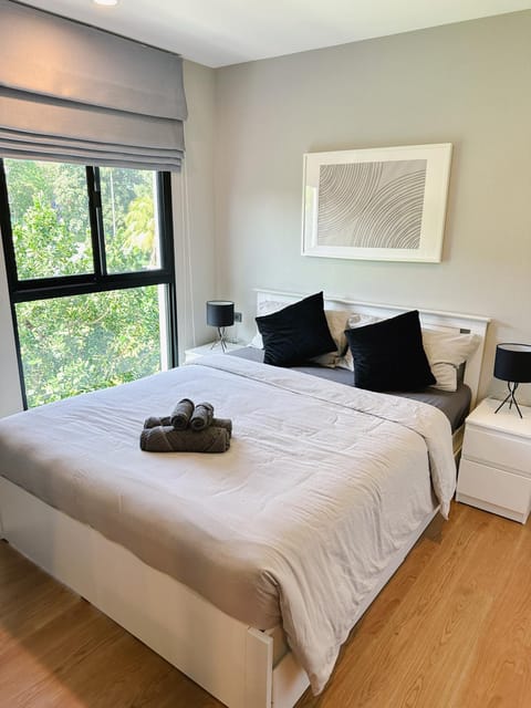 Bedroom, towels