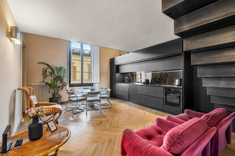 Coffee/tea facilities, Kitchen or kitchenette, Living room, Seating area, Dining area, internet