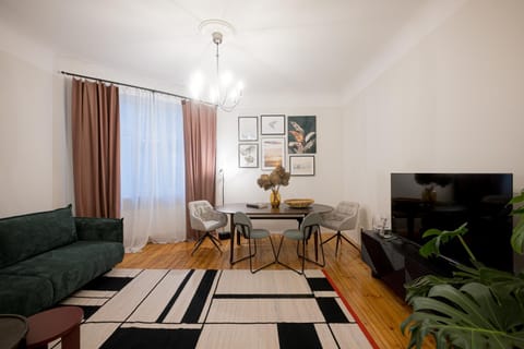 TV and multimedia, Living room, Evening entertainment