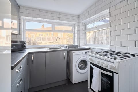 Kitchen or kitchenette, stove, washing machine