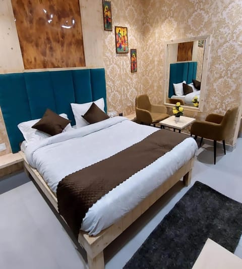 Bed, Photo of the whole room, Seating area, Bedroom
