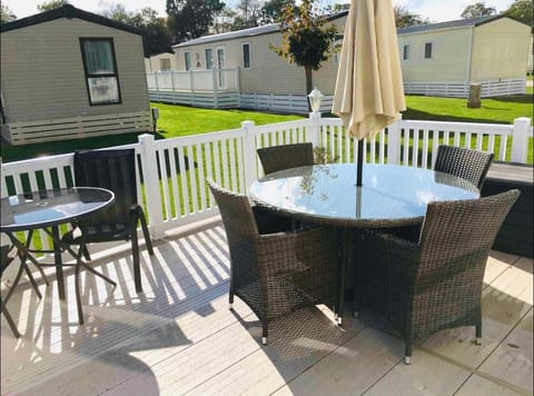 NEW FOREST Hoburne Bashley Holiday Park, Spacious Caravan Sycamore 201 Sleeps 6 Campground/ 
RV Resort in New Milton