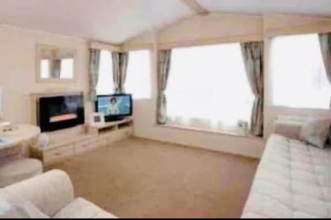 NEW FOREST Hoburne Bashley Holiday Park, Spacious Caravan Sycamore 201 Sleeps 6 Campground/ 
RV Resort in New Milton