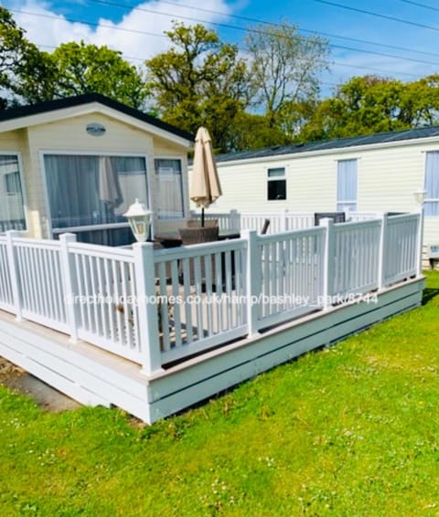 NEW FOREST Hoburne Bashley Holiday Park, Spacious Caravan Sycamore 201 Sleeps 6 Campground/ 
RV Resort in New Milton