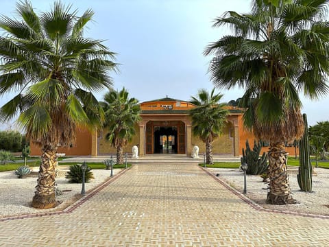 Nearby landmark, Facade/entrance, Spring, Day, Landmark view