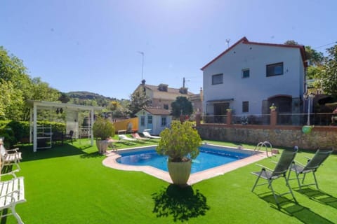 Property building, Patio, Spring, Day, Garden, Garden view, Pool view, Swimming pool, sunbed