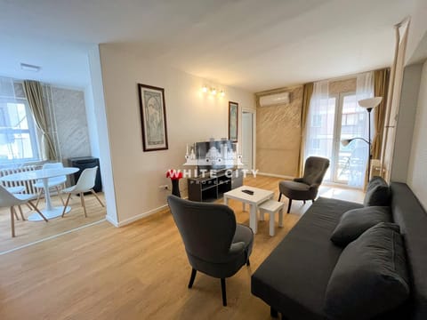 Living room, Seating area, Dining area, air conditioner