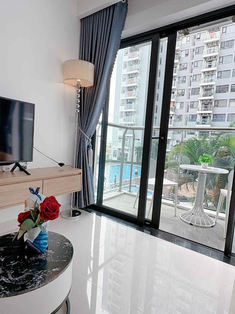 Communal lounge/ TV room, TV and multimedia, View (from property/room), Balcony/Terrace, Kitchen or kitchenette, Dining area, Evening entertainment, Pool view, Swimming pool