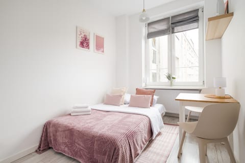 Bed, Living room, Photo of the whole room, Seating area, Dining area, Bedroom, towels