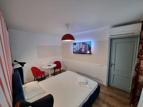 Bed, TV and multimedia, Photo of the whole room