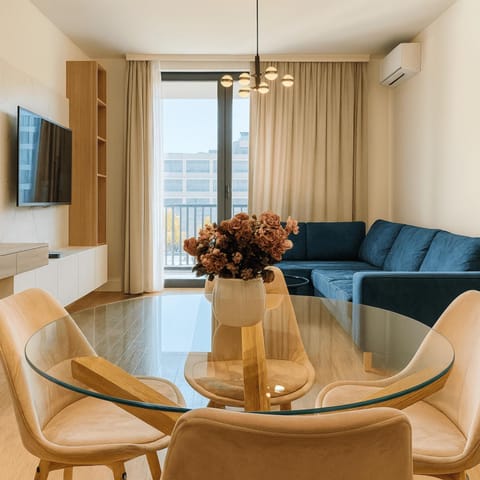 TV and multimedia, Living room, Seating area, Dining area, air conditioner