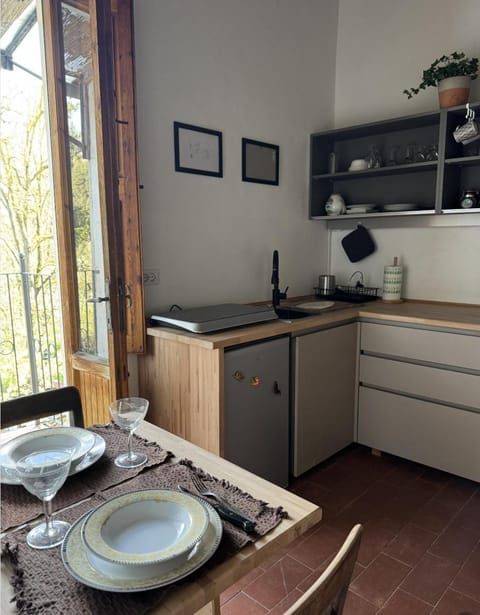 Kitchen or kitchenette, Dining area, stove