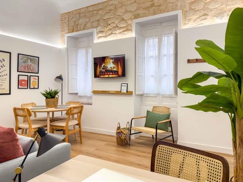 TV and multimedia, Living room, Seating area, Dining area