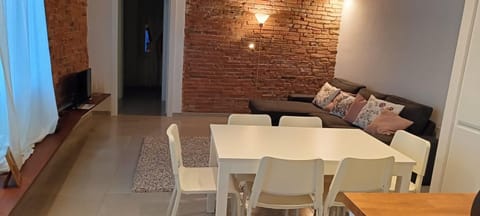 TV and multimedia, Living room, Seating area, Dining area