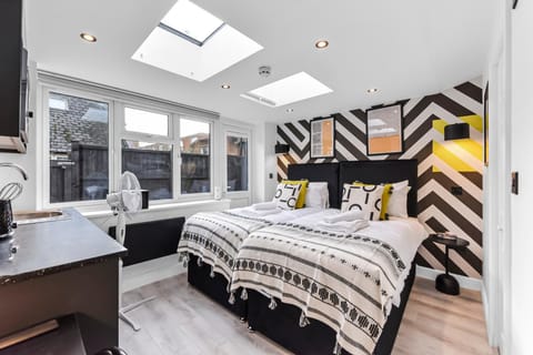 Bed, Kitchen or kitchenette, Photo of the whole room, Bedroom, City view, towels