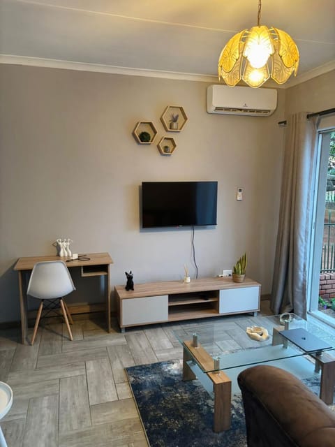 Communal lounge/ TV room, TV and multimedia, Living room, Seating area, Evening entertainment, air conditioner