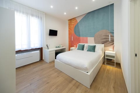 Bed, TV and multimedia, Photo of the whole room, Bedroom