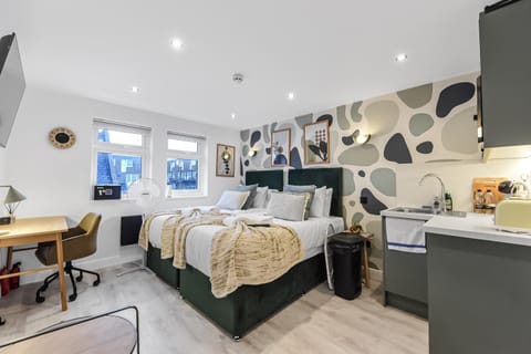 Bed, Kitchen or kitchenette, Photo of the whole room, Seating area, Bedroom, towels