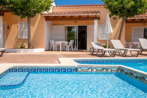 Property building, Patio, Balcony/Terrace, Pool view, Swimming pool, sunbed