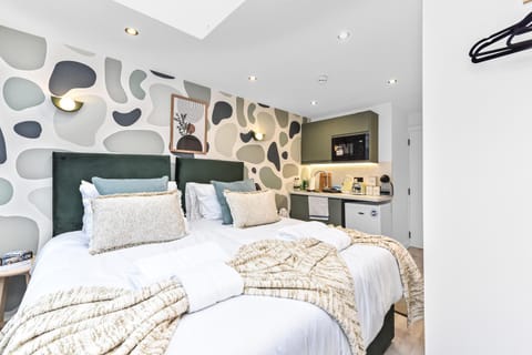 Bed, Kitchen or kitchenette, Photo of the whole room, Bedroom, towels