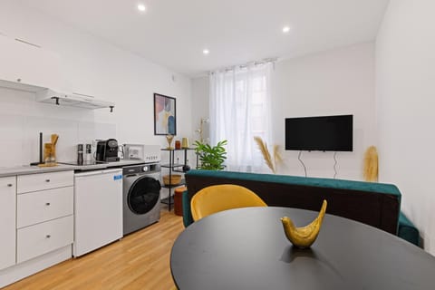 TV and multimedia, Kitchen or kitchenette, Living room, Seating area, stove, washing machine