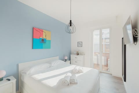 Bed, TV and multimedia, Photo of the whole room, Bedroom, towels