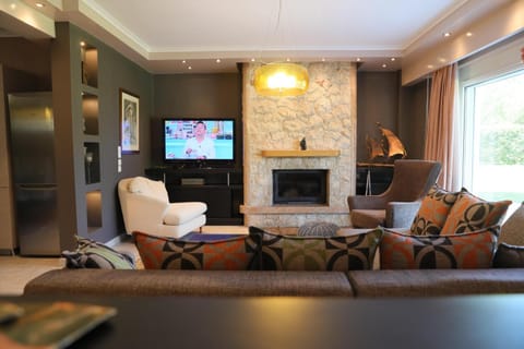 TV and multimedia, Living room, Seating area, Evening entertainment