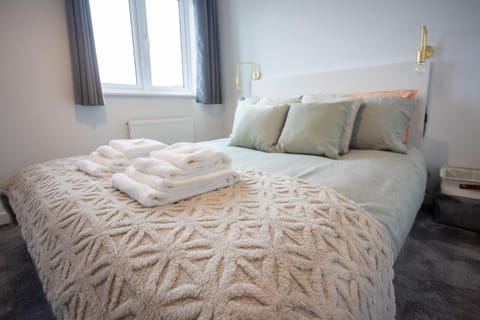 Bed, Bedroom, towels