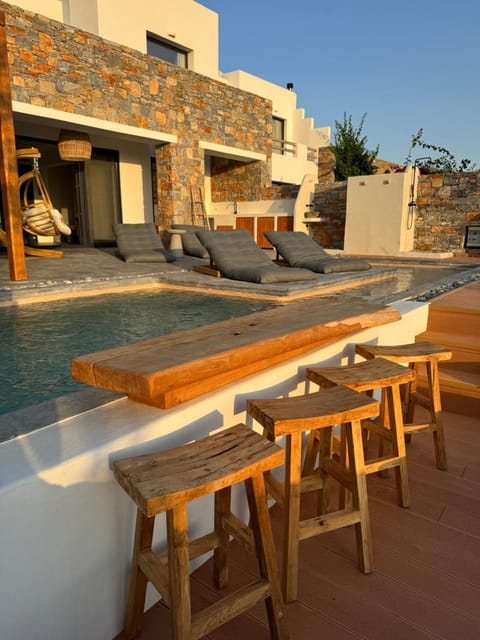 Property building, Patio, Day, Swimming pool, sunbed