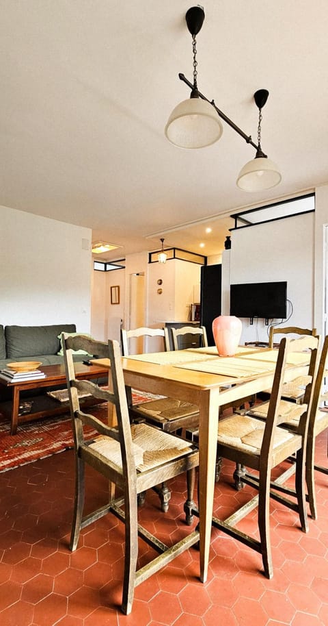 TV and multimedia, Living room, Seating area, Dining area, fireplace