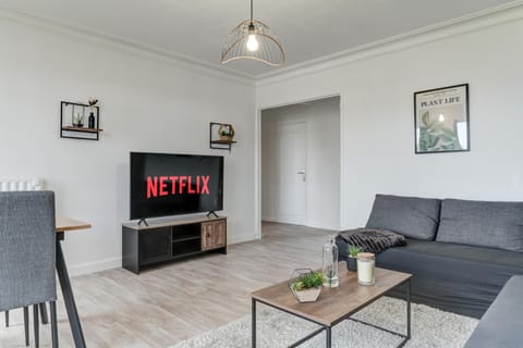 Communal lounge/ TV room, TV and multimedia, Living room, Seating area, Dining area