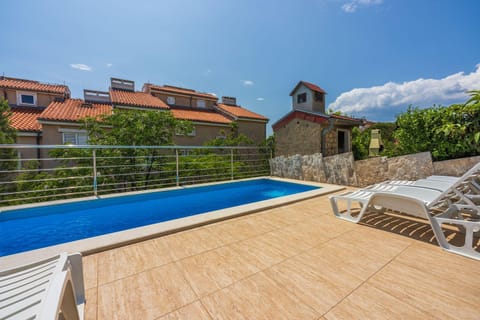 Bezaubernde Villa nur 500 Meter zum Strand mit Meerblick, Privatpool, Grill, Waschmaschine House in Novi Vinodolski