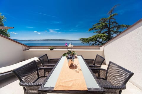 Atemberaubendes Penthouse direkt am Meer mit Meerblick, 2 Bikes, Fussbodenheizung, Privatparkplatz Apartment in Crikvenica