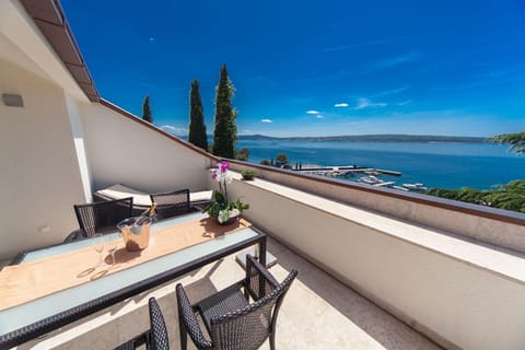 Atemberaubendes Penthouse direkt am Meer mit Meerblick, 2 Bikes, Fussbodenheizung, Privatparkplatz Apartment in Crikvenica