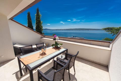 Atemberaubendes Penthouse direkt am Meer mit Meerblick, 2 Bikes, Fussbodenheizung, Privatparkplatz Apartment in Crikvenica
