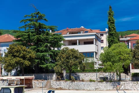 Atemberaubendes Penthouse direkt am Meer mit Meerblick, 2 Bikes, Fussbodenheizung, Privatparkplatz Apartment in Crikvenica