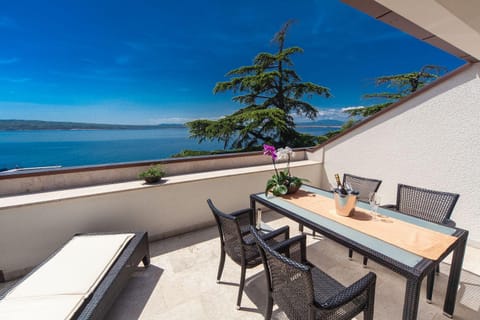 Atemberaubendes Penthouse direkt am Meer mit Meerblick, 2 Bikes, Fussbodenheizung, Privatparkplatz Apartment in Crikvenica