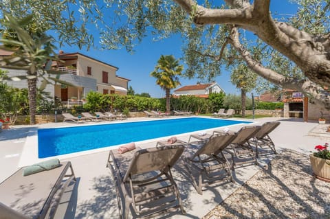 Charmantes Apartment nur 800 Meter zum Strand mit Pool, Grillbereich, Waschmaschine Apartment in Poreč