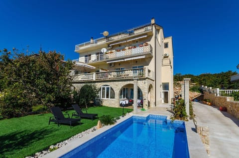 Lichtdurchflutete Penthousewohnung nur 300 Meter zum Strand mit Meerblick, Pool, Grill Apartment in Novi Vinodolski