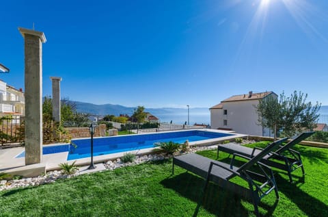 Lichtdurchflutete Penthousewohnung nur 300 Meter zum Strand mit Meerblick, Pool, Grill Apartment in Novi Vinodolski